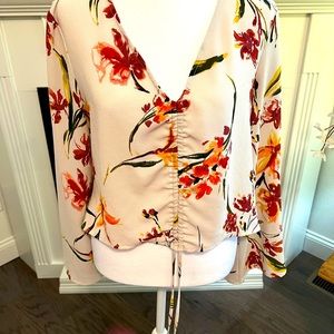 Leith flowered blouse with tie up front!! Size medium. Excellent condition.